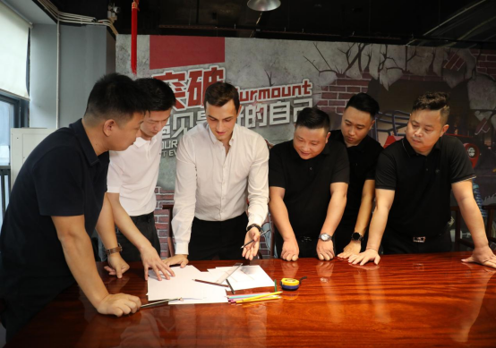 跨界合作新典范:鑫華派鋁業(yè)與意大利設(shè)計師共創(chuàng)未來